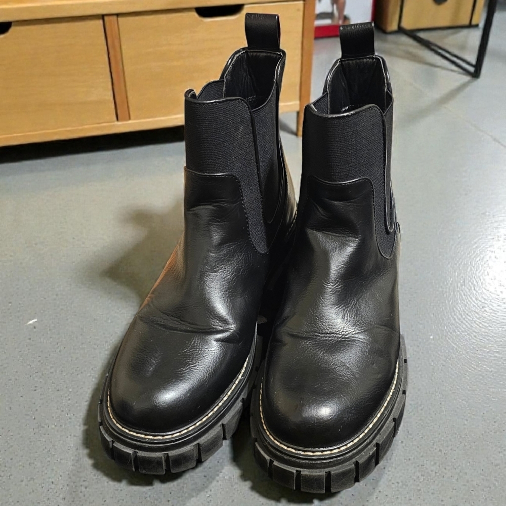 BCBGeneration Ulysa Chelsea Boot Size 8.5